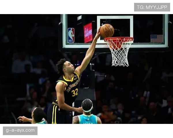 戴维斯与队友默契配合助球队斩获关键胜利，表现亮眼