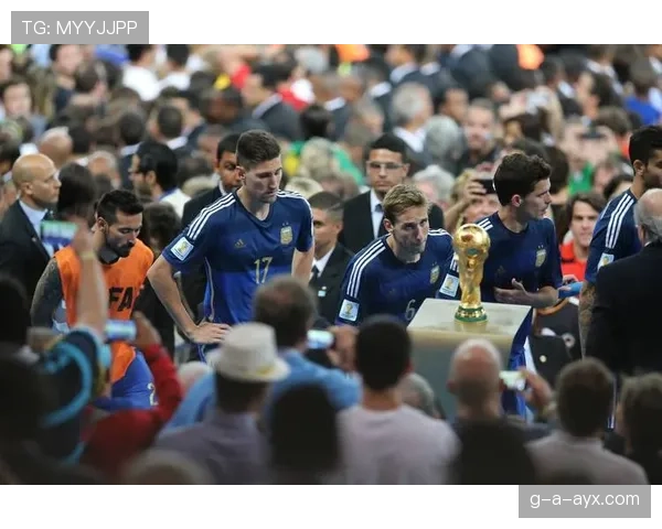 劳塔罗盛赞与梅西并肩作战是无上荣耀，誓言全力冲击世界杯冠军