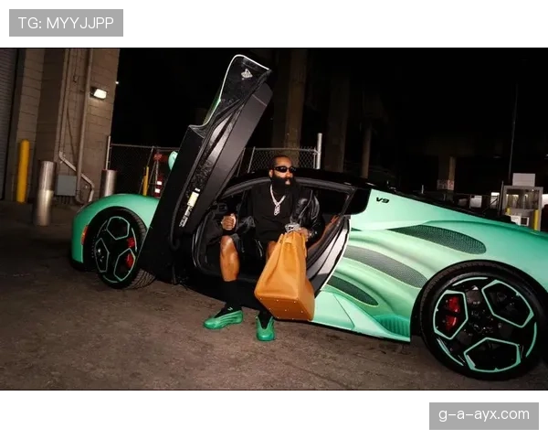 哈登居然把豪车当快递车开了，好歹也晒晒钻戒啊，这生活也太随性了吧