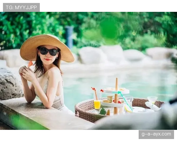 李冰洁泳池边汗流浃背的样子撞上她朋友圈那张下午茶账单，我只剩下无语