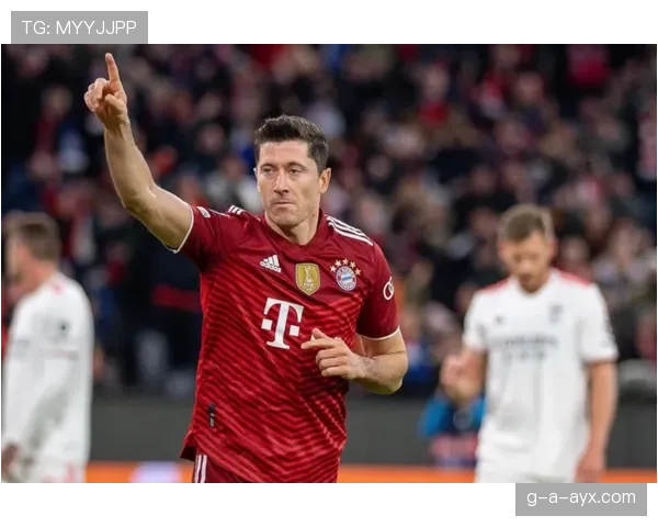 莱万每天凌晨四点起床练射门，家里冰箱贴全是对手后卫照片